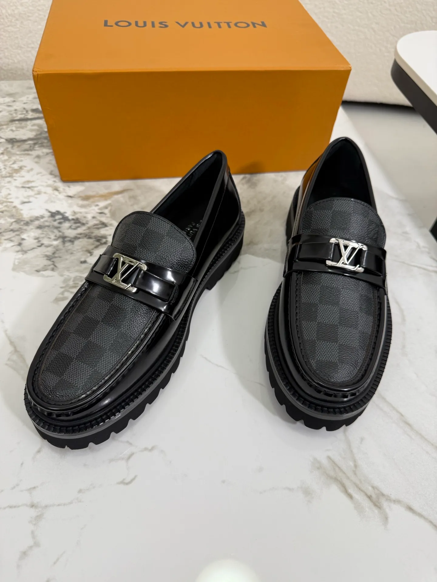 [L Family] Top P: 800💰 ▪️Size: 39-44 (38.45 custom-made) The top male god leather shoes Lv series are sold at the same time with original factory configuration, original cowhide fabric imported from Italy, soft and comfortable, imported water-dyed cow lining, soles: original ultra-light French foam outsole super comfortable, original factory with single goods 🔍🔍high quality, can be entered and exited at will, welcome to compare and synchronize.